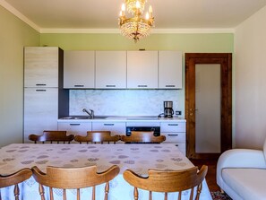 Table, Cabinetry, Propriété, Meubles, Comptoir, Chaise, Bois, Éclairage, Design Intérieur, Cuisine