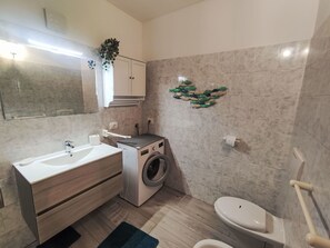 Plumbing Fixture, Tap, Property, Mirror, Building, Bathtub, Sink, Bathroom Sink, Bathroom, Interior Design