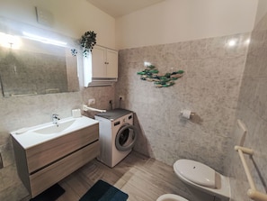 Plumbing Fixture, Tap, Property, Mirror, Building, Bathtub, Sink, Bathroom Sink, Bathroom, Interior Design