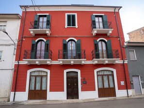 Ciel, Plante, Bâtiment, Arbre, Ombre, Immobilier, Paysage, Façade, Nuage, Appartement