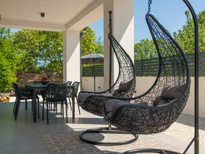 Eigentum, Möbel, Pflanze, Himmel, Interior Design, Holz, Gartenmöbel, Schatten, Komfort, Armlehne