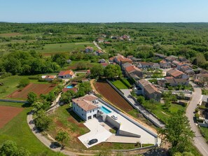 Pflanze, Gebäude, Himmel, Baum, Grundstueck, Urban Design, Gras, Natürliche Landschaft, Landschaft, Ländliches Gebiet