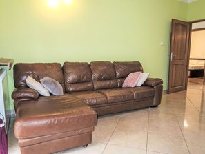Braun, Couch, Gebäude, Möbel, Komfort, Holz, Wohnzimmer, Flooring, Interior Design, Tür