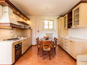 Countertop, Cabinetry, Möbel, Eigentum, Fenster, Küche, Schublade, Holz, Stuhl, Herd