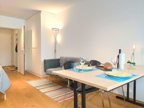 Tabelle, Möbel, Holz, Beleuchtung, Interior Design, Gebäude, Komfort, Flooring, Fussboden, Wand