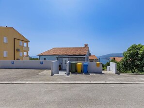 Bleu, Ciel, Mur, Surface De La Route, Zone Résidentielle, Architecture, Toit, Ville, Domicile, Asphalte