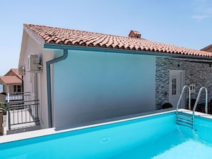L'Eau, Bâtiment, Propriété, Ciel, Bleu Azur, Ombre, Fenêtre, Plante, Maison, Piscine