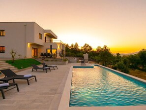 Sky, Water, Plant, Building, Property, Window, Swimming Pool, Azure, Lighting, House