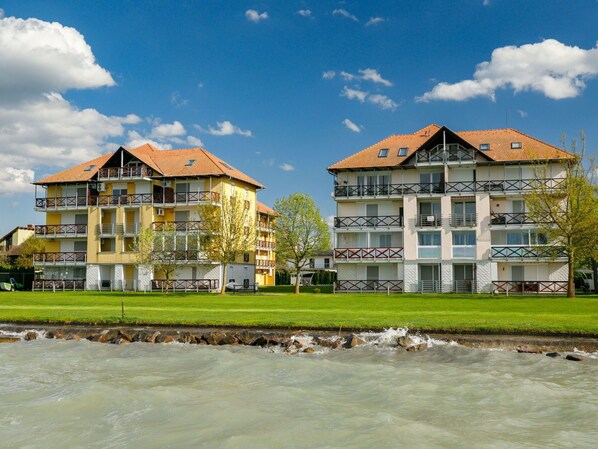 Himmel, Wasser, Gebäude, Eigentum, Daytime, Schwimmbad, Fenster, Blau, Azurblau, Die Architektur