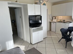 Property, Cabinetry, Kitchen Appliance, Television, Home Appliance, Kitchen, Building, Kitchen Stove, Interior Design, Flooring