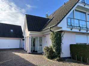 Plant, Sky, Property, Building, Window, Cloud, House, Cottage, Real Estate