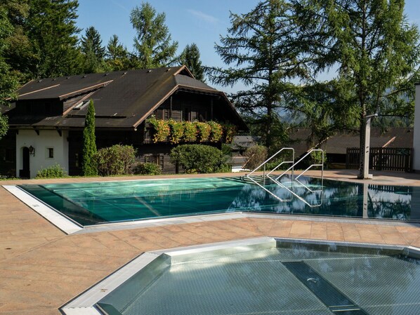 L'Eau, Bâtiment, Propriété, Ciel, Piscine, Plante, Bleu Azur, Fenêtre, Arbre, Ombre