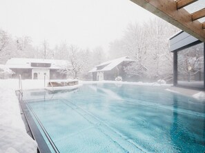 Water, Sky, Window, Building, Swimming Pool, Tree, House, Shade, Freezing, Morning