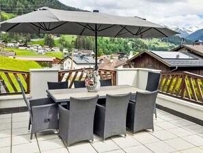 Tabelle, Möbel, Wolke, Schatten, Tisch Im Freien, Gartenmöbel, Pflanze, Gebäude, Himmel, Regenschirm
