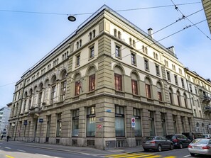 Himmel, Gebäude, Fahrzeug, Auto, Wolke, Rad, Die Architektur, Nachbarschaft, Fenster, Wohngebiet