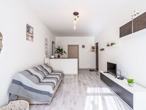 Property, Furniture, Building, Comfort, Picture Frame, House, Wood, Living Room, Interior Design, Houseplant