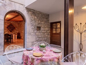 Property, Furniture, Table, Decoration, Lighting, Interior Design, Tablecloth, Architecture, Wood, Chair