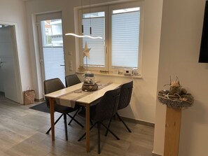 Fenêtre, Bâtiment, Table, Bois, Blind Fenêtre, Design Intérieur, Sol, Porte, Sol