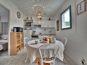 Nuage, Ciel, Meubles, Ombre, Mobilier De Jardin, Bois, Table, Balancelle, Chaise Pliante, Tableau De Plein Air