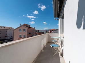 Wolke, Himmel, Eigentum, Gebäude, Fenster, Azurblau, Schatten, Die Architektur, Haus, Urban Design