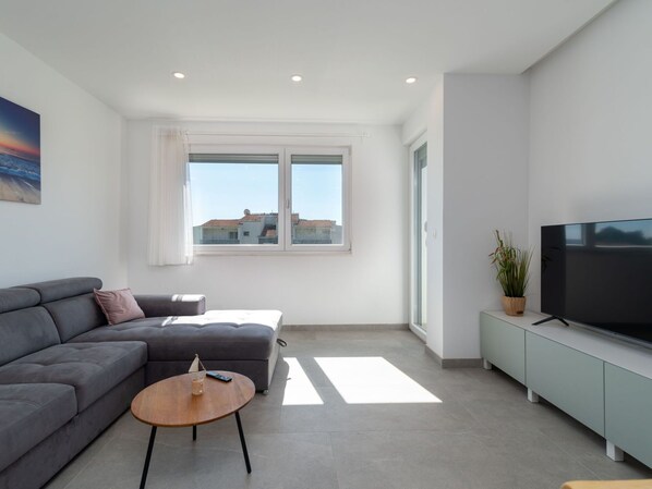 Gebäude, Eigentum, Möbel, Couch, Tabelle, Pflanze, Komfort, Fenster, Holz, Interior Design