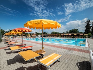 Cloud, Sky, Umbrella, Shade, Swimming Pool, Outdoor Furniture, Tree, Sunlounger, Leisure, Urban Design