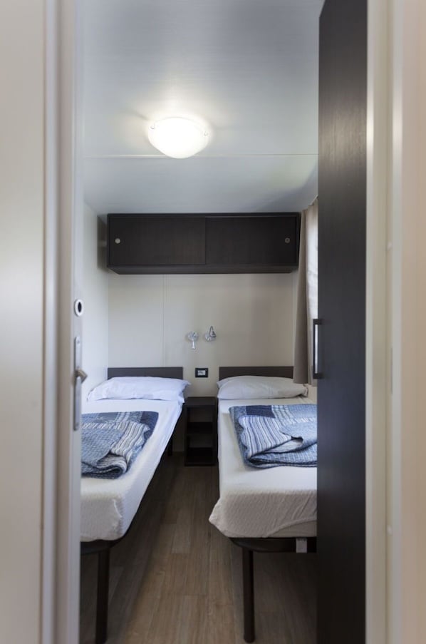 Building, Floor, Ceiling, Cabin, Flooring, Room, Light Fixture