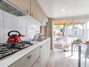 Cabinetry, Countertop, Eigentum, Möbel, Zapfhahn, Spüle, Sinken, Küche, Armatur, Holz
