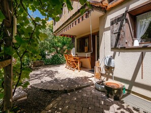 Plant, Building, Flowerpot, Window, Chair, Tree, Neighbourhood, Leisure, House, Residential Area
