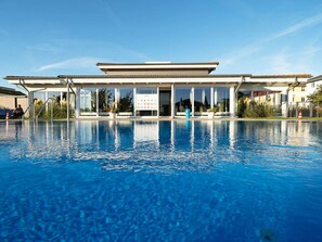 Wasser, Himmel, Eigentum, Pflanze, Azurblau, Schwimmbad, Freizeit, Ferienort, Haus, Fenster