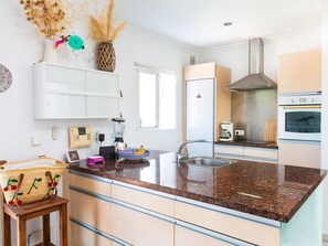 Cabinetry, Eigentum, Countertop, Sinken, Interior Design, Küche, Die Architektur, Holz, Herd, Fussboden