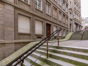 Fenster, Treppe, Gebäude, Holz, Urban Design, Verbundwerkstoff, Fassade, Tür, Stadt