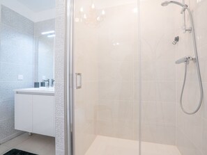 Shower Head, Property, Plumbing Fixture, Shower, Bathroom, Interior Design, Shower Door, Floor, Shower Bar