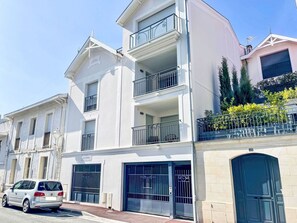 Ciel, Bâtiment, Propriété, Fenêtre, Voiture, Roue, Design Urbain, Plante, Véhicule