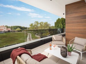 Eigentum, Möbel, Gebäude, Himmel, Pflanze, Couch, Tabelle, Wolke, Komfort, Interior Design
