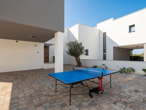 Eigentum, Gebäude, Pflanze, Fenster, Tabelle, Azurblau, Rechteck, Himmel, Interior Design, Schatten