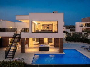 Propriété, Plante, L'Eau, Bâtiment, Lumière, Fenêtre, Architecture, Piscine, Condominium, Ombre
