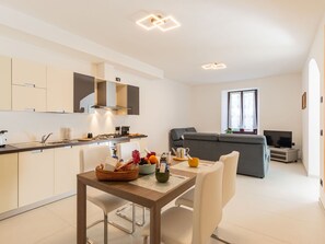 Propriété, Cabinetry, Table, Bois, Comptoir, Design Intérieur, Fenêtre, Sol, Cuisine, Sol