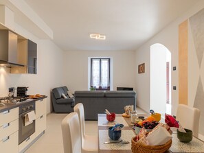 Propriété, Fenêtre, Cabinetry, Éclairage, Design Intérieur, Canapé, Bois, Salon, Sol, Sol