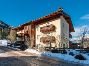 Himmel, Gebäude, Schnee, Pflanze, Fenster, Baum, Wolke, Haus, Steigung, Landschaft