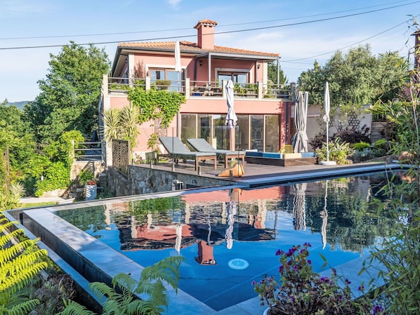 Plante, Ciel, L'Eau, Bâtiment, Nuage, Fenêtre, Arbre, Design Urbain, Piscine, Loisir