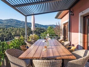 Table, Propriété, Meubles, Plante, Ciel, Bâtiment, Pot De Fleur, Bois, Ombre, Éclairage