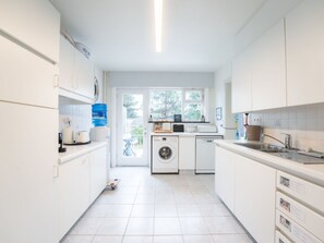 Cabinetry, Countertop, Sinken, Azurblau, Küche, Spüle, Herd, Schublade, Zapfhahn, Gebäude