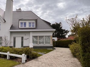 Wolke, Pflanze, Himmel, Fenster, Gebäude, Haus, Grundstueck, Tür, Gras, Baum