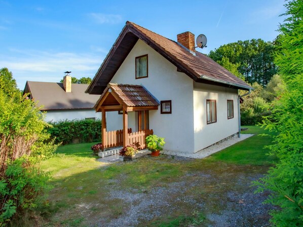 Pflanze, Himmel, Fenster, Eigentum, Gebäude, Baum, Haus, Grundstueck, Hütte, Wolke