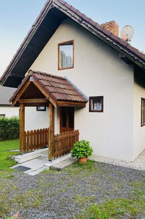 Pflanze, Himmel, Gebäude, Fenster, Blume, Holz, Hütte, Haus, Grundstueck, Gras