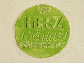 Pflanze, Baum, Schriftart, Logo, Gras, Metall