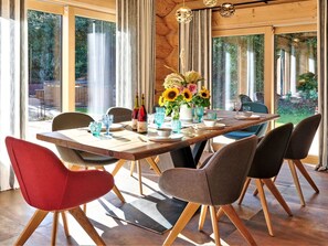 Möbel, Tabelle, Eigentum, Fenster, Stuhl, Pflanze, Holz, Interior Design, Orange, Gebäude