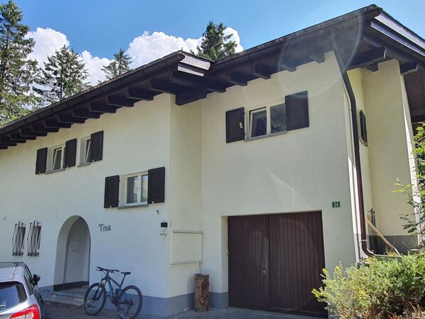Pflanze, Fahrrad, Himmel, Eigentum, Fenster, Gebäude, Fahrzeug, Rad, Baum