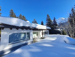 Ciel, FenĂȘtre, Nuage, Neige, Bleu, Montagne, Arbre, Pente, BĂątiment, Plante
